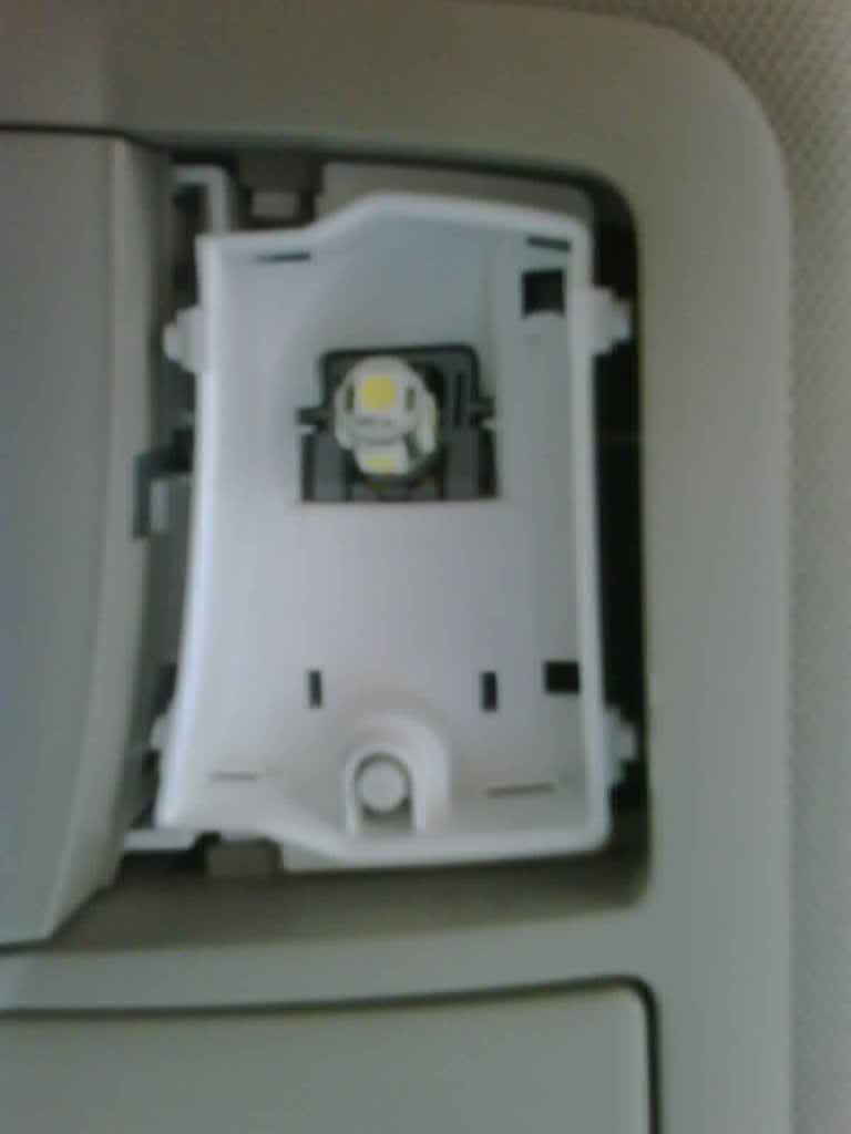 How to change a lightbulb in a 2006 nissan altima