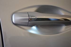 Infiniti_Q50_door_handle_light